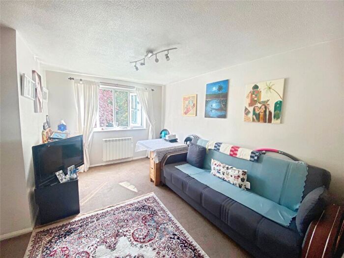 1 Bedroom Flat To Rent In Chipstead Close, Sutton, Surrey, SM2