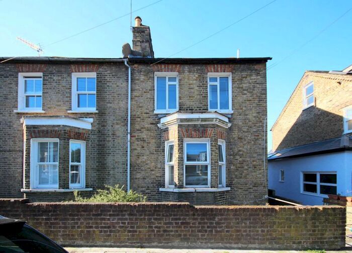 2 Bedroom Flat To Rent In Angles Road, London, SW16