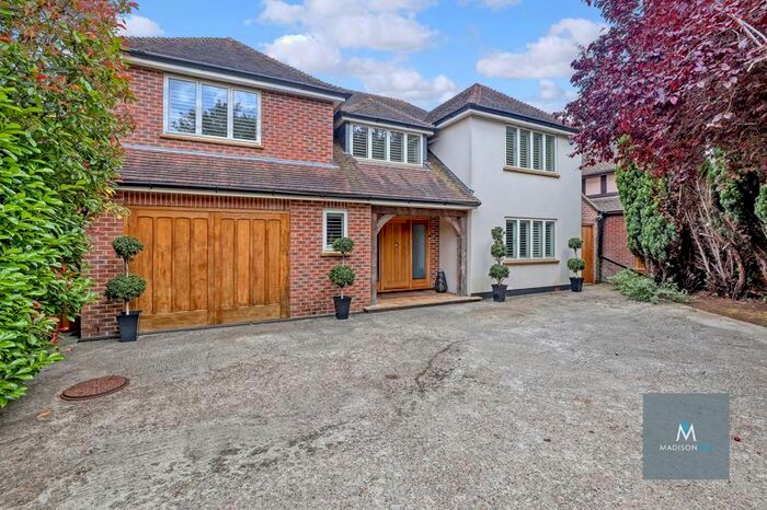 4 Bedroom Detached House For Sale In The Beacons, Loughton, IG10
