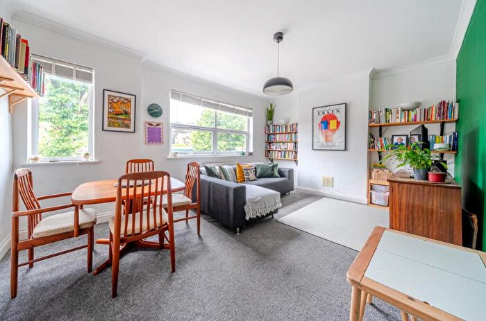 2 Bedroom Flat For Sale In Brownhill Road, London, SE6