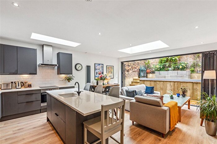 2 Bedroom Flat For Sale In Ilminster Gardens, SW11