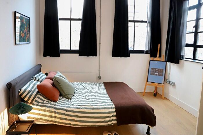 3 Bedroom Town House To Rent In Milton Street, Sheffield, S3