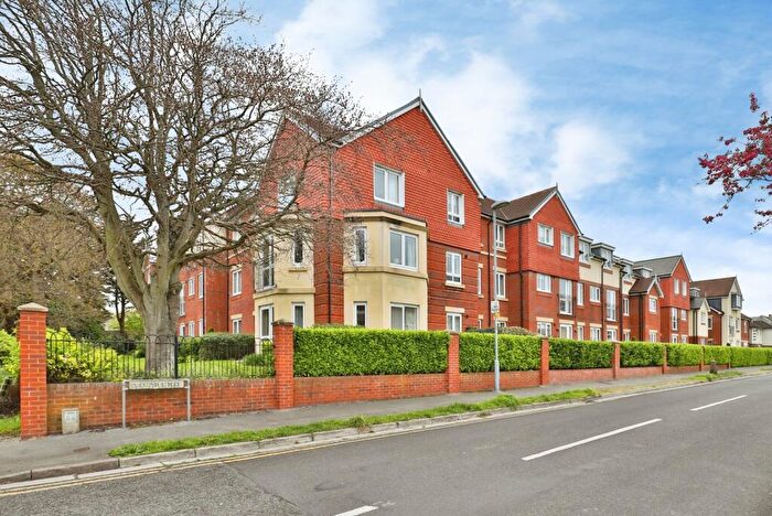 1 Bedroom Flat For Sale In Stuart Road, Highcliffe, Christchurch, Dorset, BH23