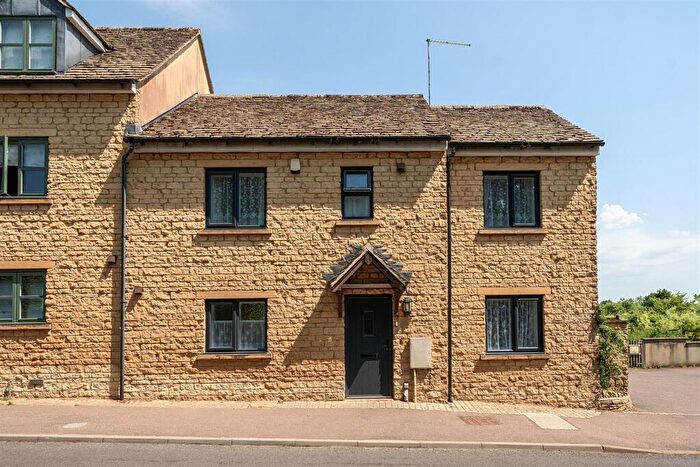 3 Bedroom End Of Terrace House For Sale In Burford Road, Chipping Norton, OX7