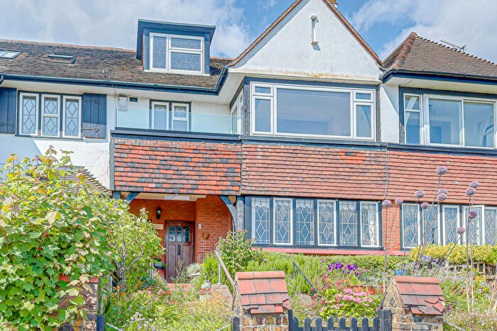 4 Bedroom Apartment For Sale In Grand Parade, Leigh-on-sea, SS9