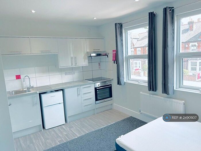 Studio To Rent In Caversham Road, Reading, RG1