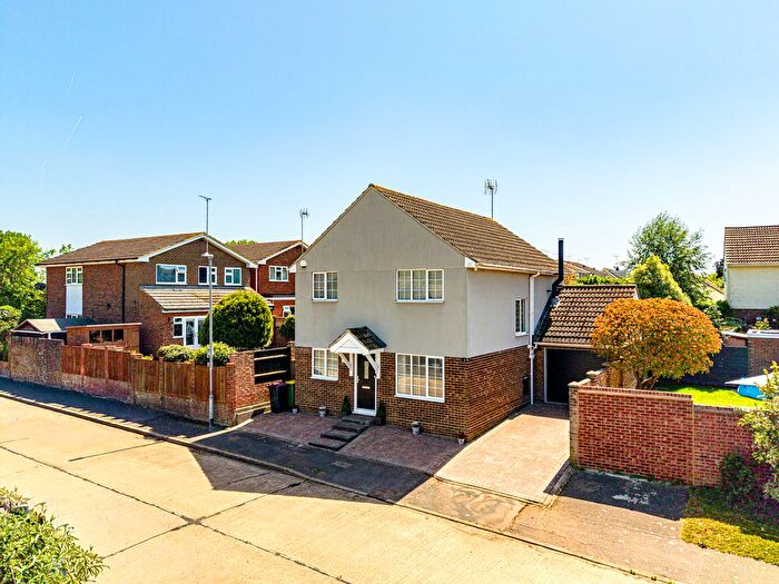 4 Bedroom Detached House For Sale In Kent Way, Rayleigh, SS6
