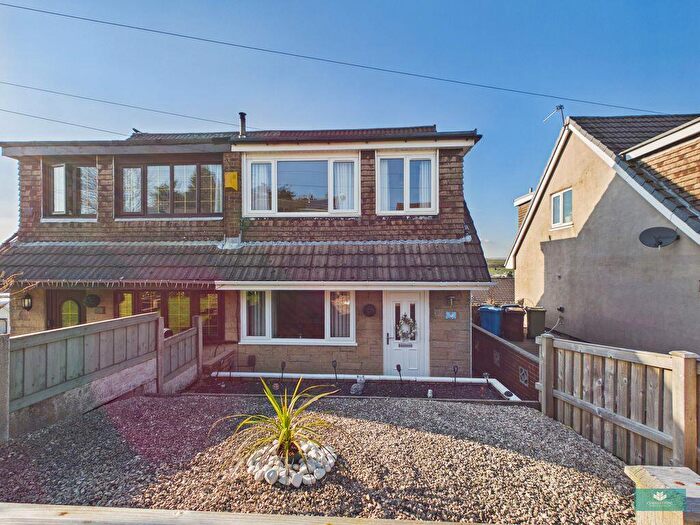 3 Bedroom Semi Detached House For Sale In Rossendale Close, Oldham, OL2