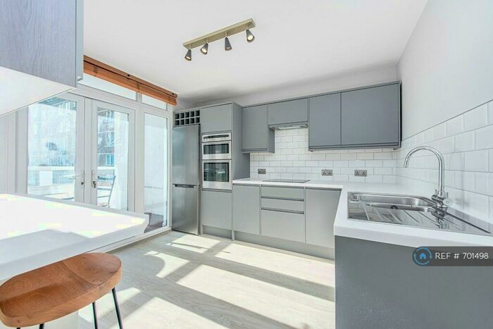 3 Bedroom Flat To Rent In Paterson Court, London, EC1V