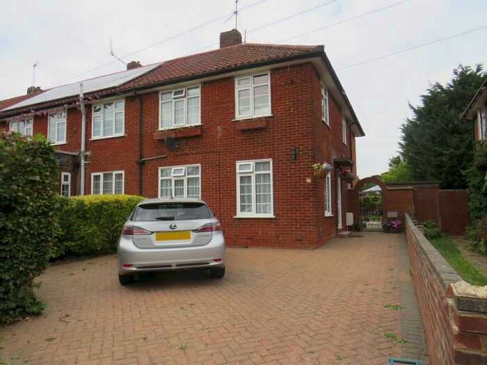 4 Bedroom Semi-Detached House To Rent In Wheatley Road, Welwyn Garden City, AL7