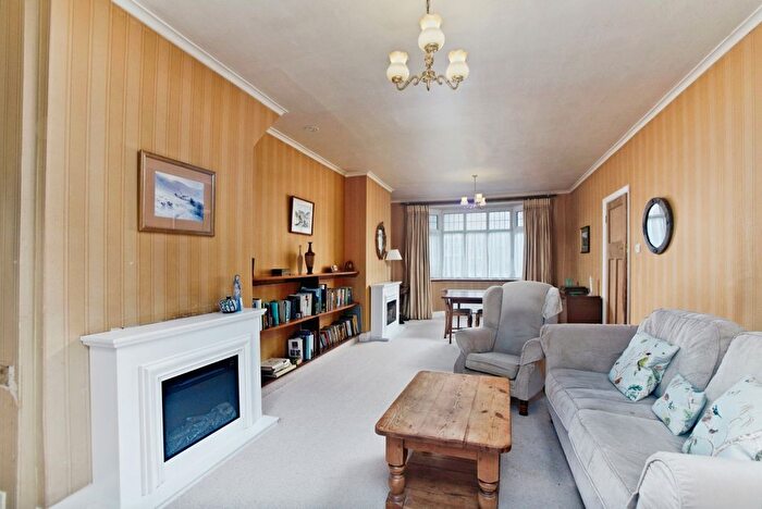 3 Bedroom Semi-detached House For Sale In Duppas Hill Terrace, Croydon, CR0