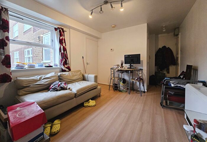 1 Bedroom Flat To Rent In Molyneux Drive, Tooting Bec, London, SW17