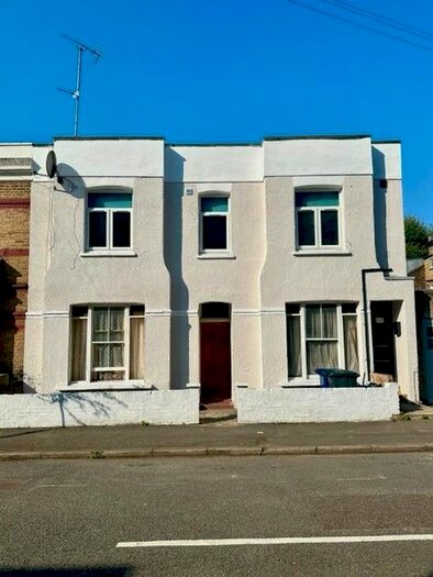 3 Bedroom Flat To Rent In Vale Grove, London, W3