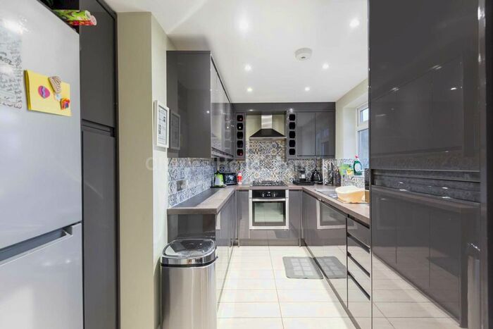 2 Bedroom Flat To Rent In Grange Gardens, Southgate N14