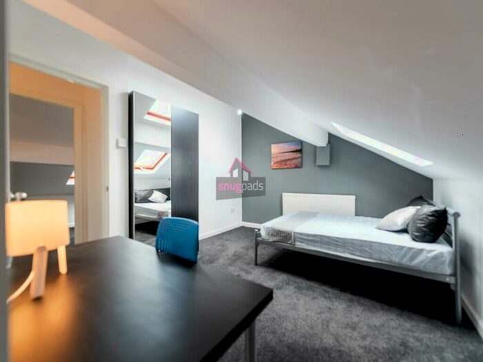 3 Bedroom Flat To Rent In Bolton Road, Salford, Manchester, M6