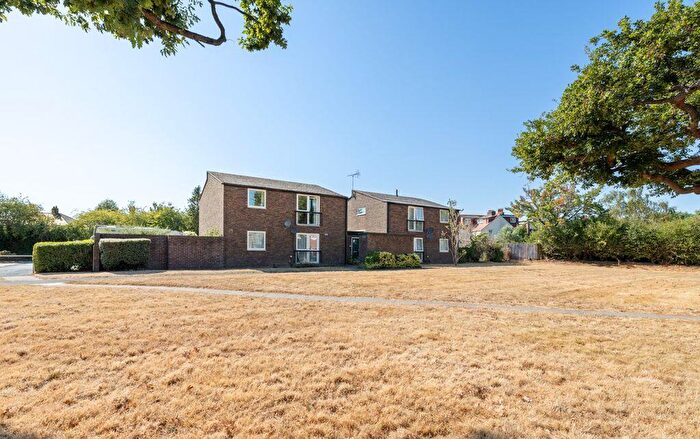 2 Bedroom Flat For Sale In Winterbourne Road, Chichester, PO19