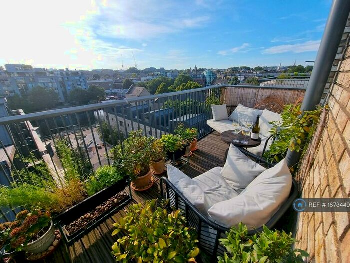 3 Bedroom Maisonette To Rent In Crest Buildings, London, N1