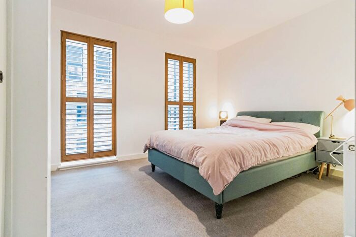 2 Bedroom Flat For Sale In Lockgate Mews, Manchester, M4