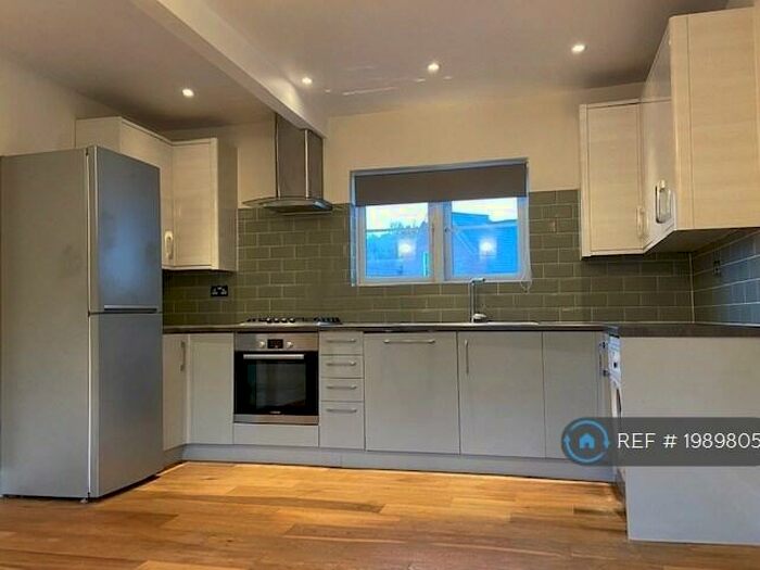 2 Bedroom Flat To Rent In The Broadway, Chesham, HP5