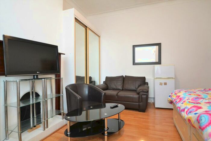Flat To Rent In George Lane London, SE13