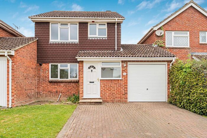 3 Bedroom Link Detached House For Sale In Privet Road, Lindford, Bordon, Hampshire, GU35