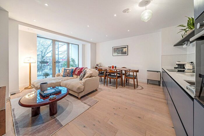 2 Bedroom Flat For Sale In Balham High Road, London, SW17