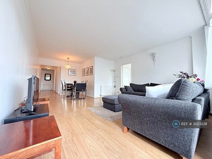 2 Bedroom Flat To Rent In Embassy Lodge, London, N3