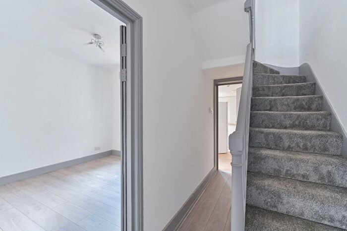 3 Bedroom End Of Terrace House To Rent In Garratt Lane, Tooting, London, SW17