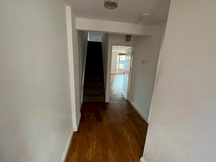 1 Bedroom Maisonette To Rent In Carnglas, Tycoch, SA2