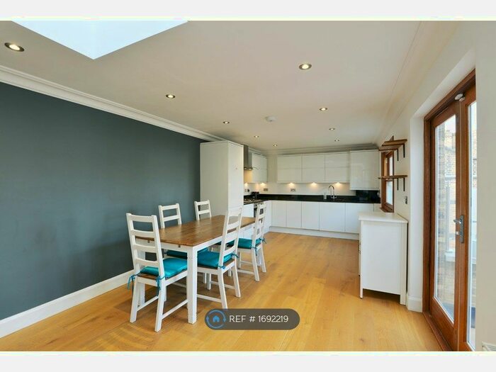 2 Bedroom Flat To Rent In Wallis Mews, London, N8