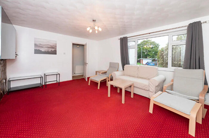 3 Bedroom Detached House To Rent In Munro Avenue, Reading, RG5