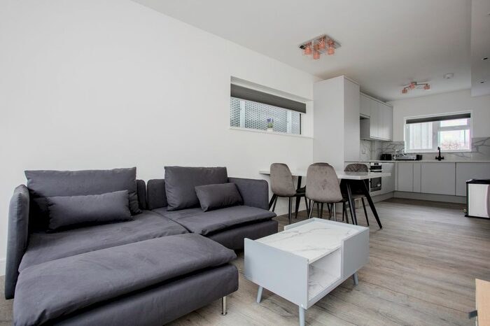 2 Bedroom Flat To Rent In Ml - Perryn Road, London (Gb), W3