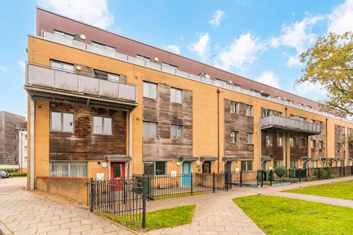 3 Bedroom Flat To Rent In Lapis Close, Willesden, NW10