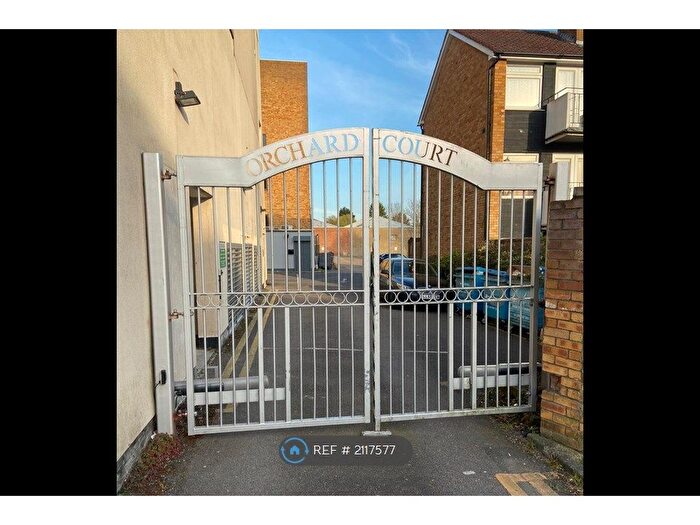 2 Bedroom Flat To Rent In Orchard Court, Potters Bar, EN6