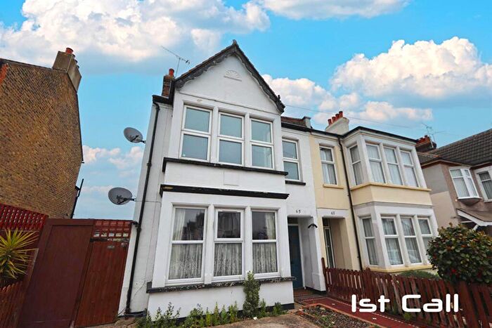 2 Bedroom Flat For Sale In Ambleside Drive, Southend-On-Sea, SS1