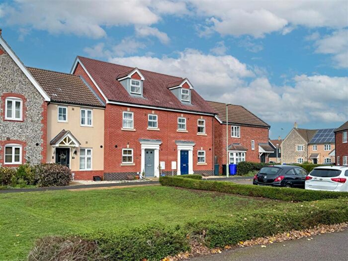 3 Bedroom End Of Terrace House For Sale In Spearmint Way, Red Lodge, IP28