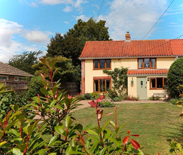 4 Bedroom Semi Detached House For Sale In Wymondham Road, Wreningham, Norwich, NR16