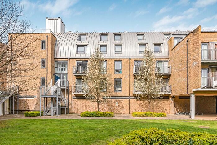 2 Bedroom Flat To Rent In Mead Lane, Hertford, SG13