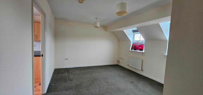 2 Bedroom Flat To Rent In Tracy Avenue, Langley, Slough, SL3