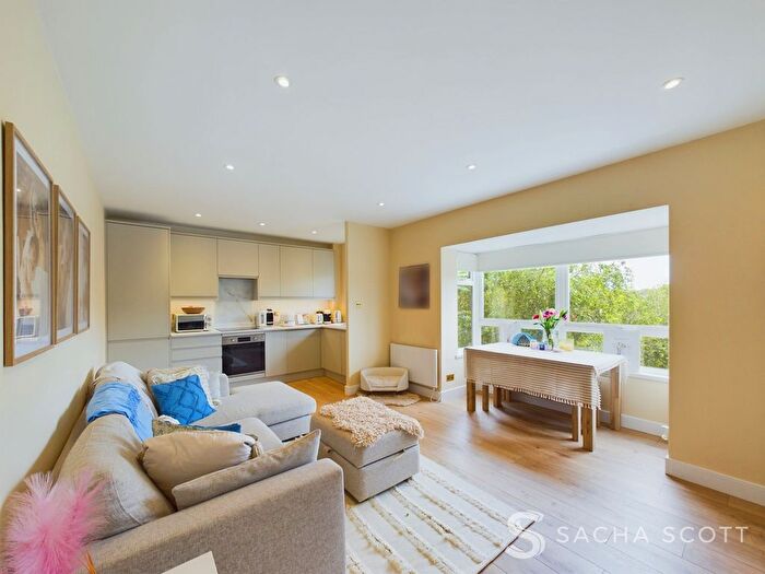 2 Bedroom Flat For Sale In Southwood Close, Worcester Park, KT4
