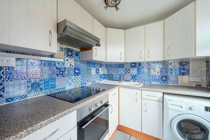 1 Bedroom Flat To Rent In Bassingham Road, Earlsfield, London SW18