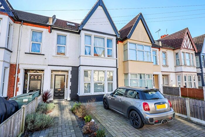 2 Bedroom Flat For Sale In Finchley Road, Westcliff-On-Sea, SS0