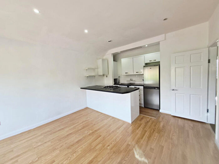2 Bedroom Apartment To Rent In Hamilton Road, London, NW11