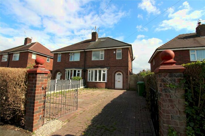 3 Bedroom Semi-Detached House To Rent In Higher House Close, Chadderton, Oldham, OL9