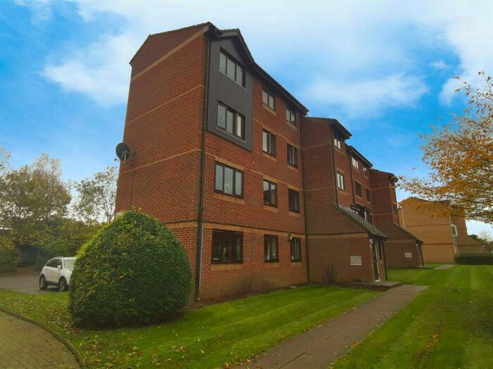 Studio To Rent In Chestnut Road, Vange, Basildon, SS16