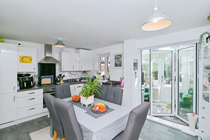 3 Bedroom End Terrace House For Sale In Ffordd Pentre, Barry, CF62