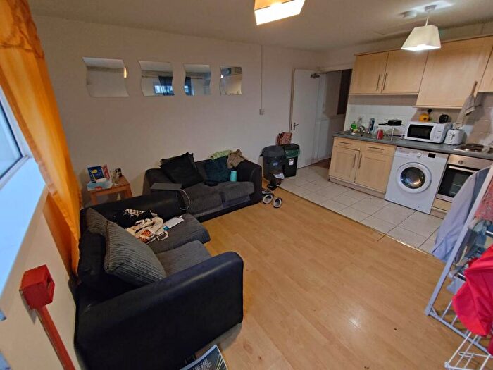 3 Bedroom Flat To Rent In Richmond Road, Roath, Cardiff, CF24