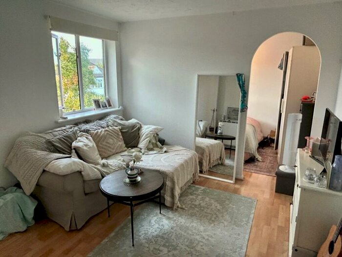 Flat To Rent In Draycott Close, Cricklewood, NW2