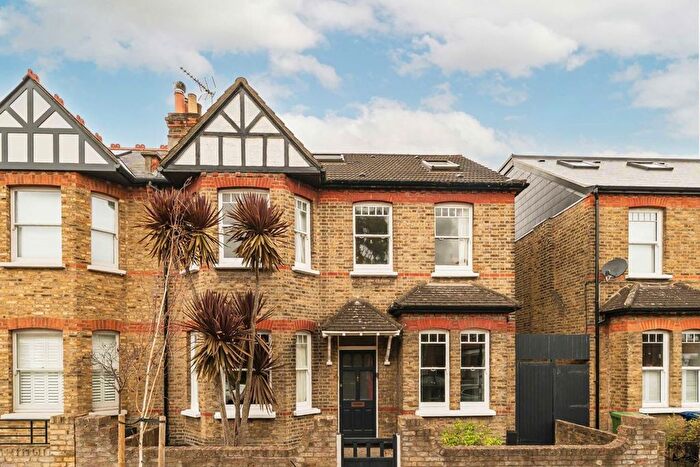 5 Bedroom Semi-detached House For Sale In Kingsley Avenue, Ealing, W13