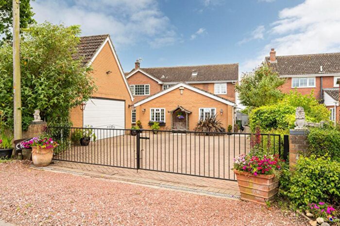 4 Bedroom Detached House For Sale In Priory Road, St. Olaves, NR31